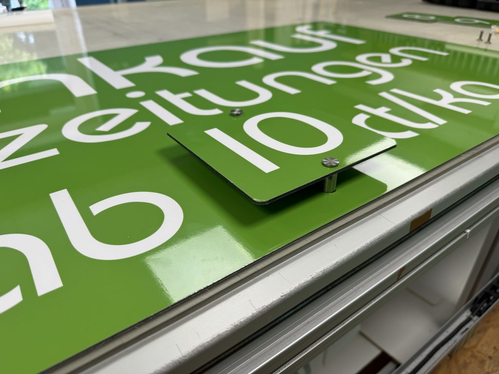 Entwurf und Umsetzung Schild mit Wechselfunktion für WZL Crimmitschau